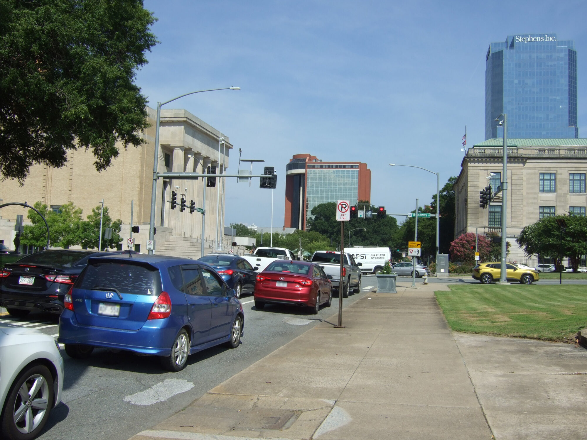 Traffic on Markham Street in Little Rock going towards the Broadway Bridge.